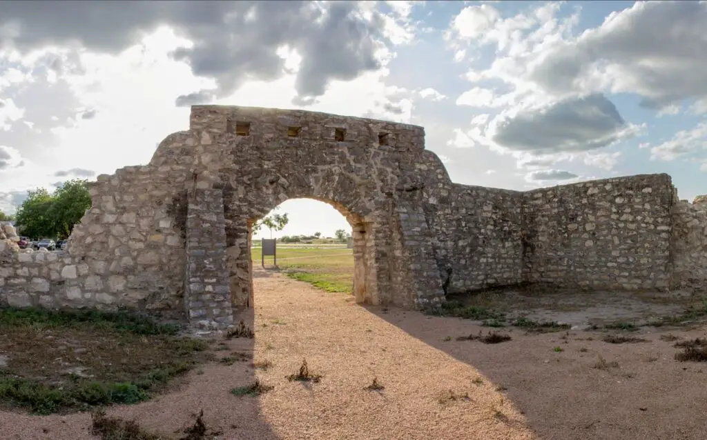 abandoned spanish fortress in texas