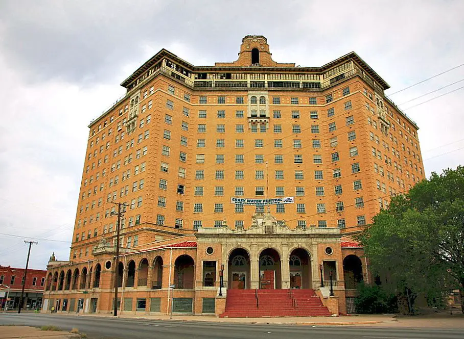 Massive abandoned hotel in Texas